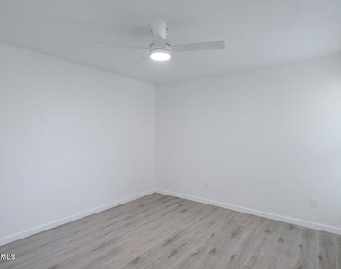 16041 N 31st Street - Photo Thumbnail 7