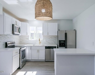 16041 N 31st Street - Photo Thumbnail 3
