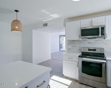 16041 N 31st Street - Photo Thumbnail 2