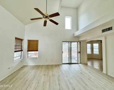3040 E Wahalla Lane - Photo Thumbnail 5
