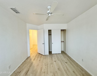 3040 E Wahalla Lane - Photo Thumbnail 17