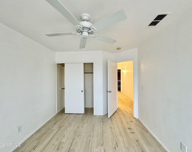 3040 E Wahalla Lane - Photo Thumbnail 19