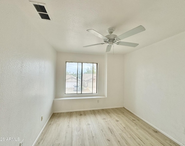 3040 E Wahalla Lane - Photo Thumbnail 18