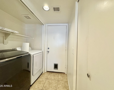 3040 E Wahalla Lane - Photo Thumbnail 9