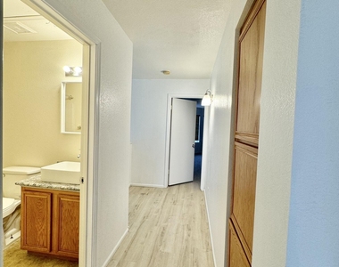 3040 E Wahalla Lane - Photo Thumbnail 12