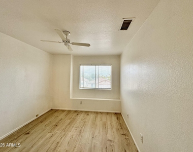 3040 E Wahalla Lane - Photo Thumbnail 16