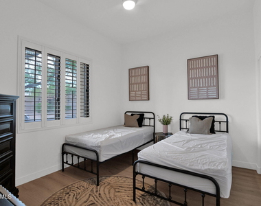 10923 N 117th Place - Photo Thumbnail 4