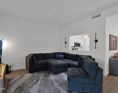 10923 N 117th Place - Photo Thumbnail 9