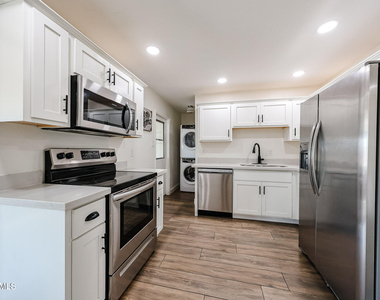 3813 W Meadowbrook Avenue - Photo Thumbnail 8