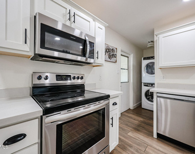 3813 W Meadowbrook Avenue - Photo Thumbnail 10
