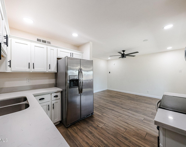 3813 W Meadowbrook Avenue - Photo Thumbnail 9