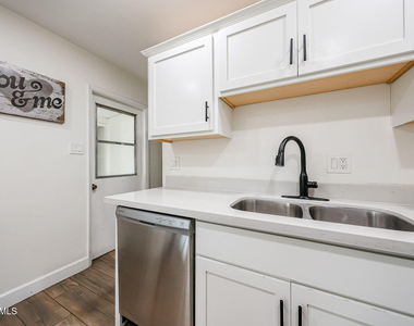 3813 W Meadowbrook Avenue - Photo Thumbnail 11