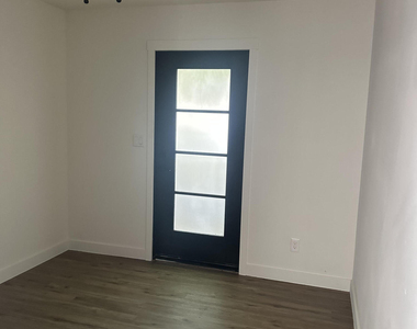 1324 E Hall Street - Photo Thumbnail 14