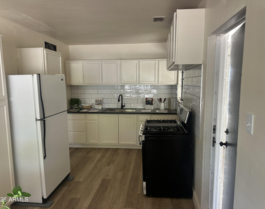 1324 E Hall Street - Photo Thumbnail 4