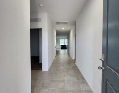 701 N 13th Place - Photo Thumbnail 6