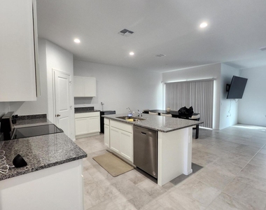 701 N 13th Place - Photo Thumbnail 9