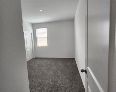 701 N 13th Place - Photo Thumbnail 17