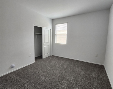 701 N 13th Place - Photo Thumbnail 15