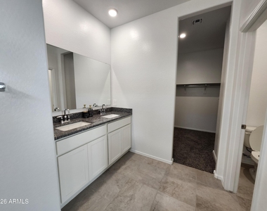 701 N 13th Place - Photo Thumbnail 24