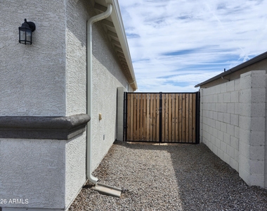 701 N 13th Place - Photo Thumbnail 3