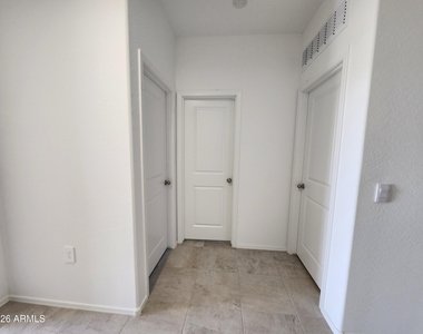 701 N 13th Place - Photo Thumbnail 10