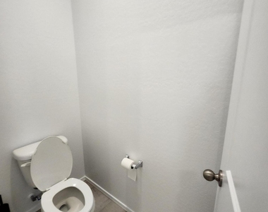 701 N 13th Place - Photo Thumbnail 31