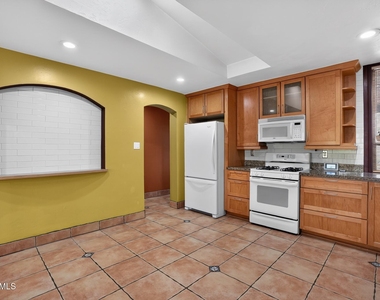 315 W Glenrosa Avenue - Photo Thumbnail 15