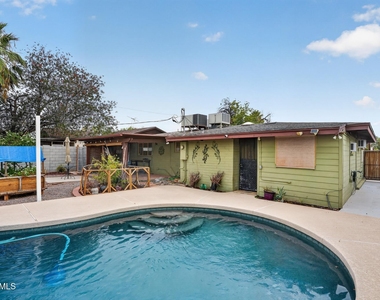 315 W Glenrosa Avenue - Photo Thumbnail 14