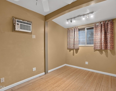315 W Glenrosa Avenue - Photo Thumbnail 18