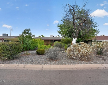 315 W Glenrosa Avenue - Photo Thumbnail 11