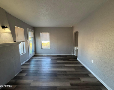 1833 E Harvard Street - Photo Thumbnail 3