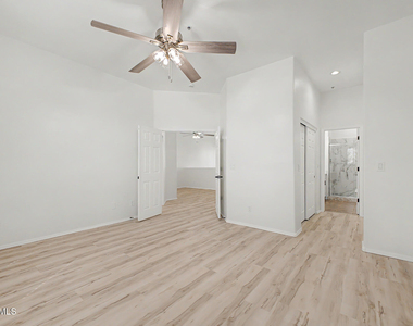 2241 E Pinchot Avenue - Photo Thumbnail 14
