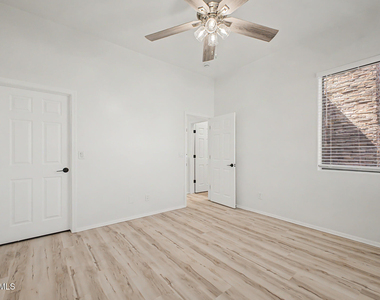 2241 E Pinchot Avenue - Photo Thumbnail 20