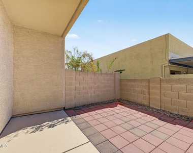 2241 E Pinchot Avenue - Photo Thumbnail 30