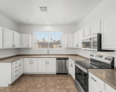 2241 E Pinchot Avenue - Photo Thumbnail 8