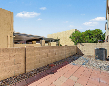 2241 E Pinchot Avenue - Photo Thumbnail 31