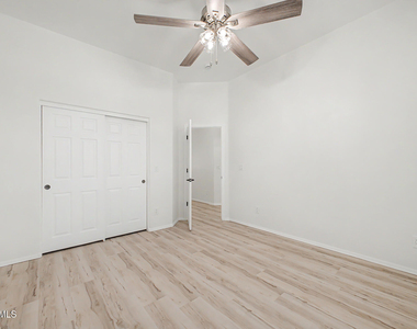 2241 E Pinchot Avenue - Photo Thumbnail 23