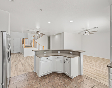 2241 E Pinchot Avenue - Photo Thumbnail 9