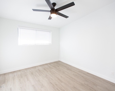 1605 E Montebello Avenue - Photo Thumbnail 8