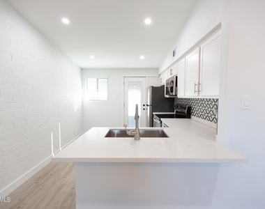 1605 E Montebello Avenue - Photo Thumbnail 11