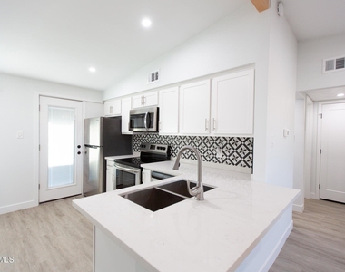 1605 E Montebello Avenue - Photo Thumbnail 12