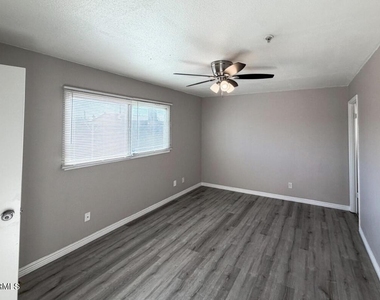 6301 W Earll Drive - Photo Thumbnail 2