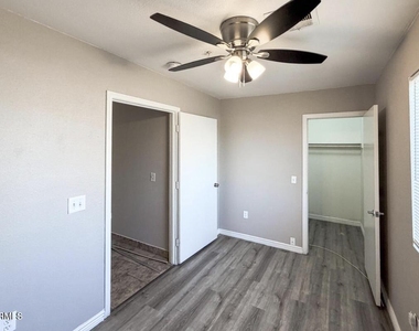 6301 W Earll Drive - Photo Thumbnail 16