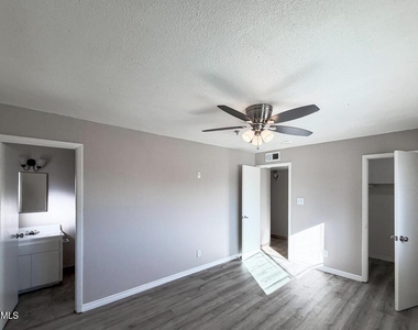 6301 W Earll Drive - Photo Thumbnail 3