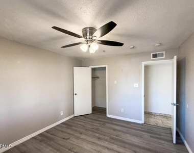 6301 W Earll Drive - Photo Thumbnail 11
