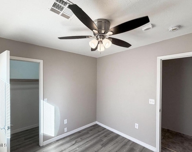 6301 W Earll Drive - Photo Thumbnail 15