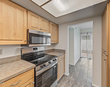 932 E Michigan Avenue - Photo Thumbnail 3