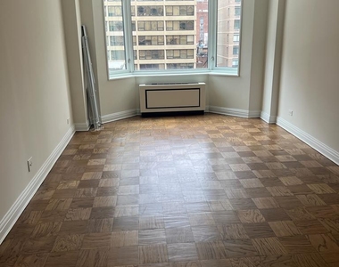 East 71st Street - Photo Thumbnail 3