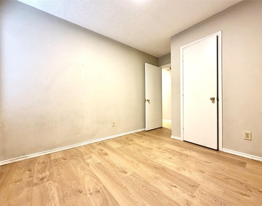 2735 Wentworth Drive - Photo Thumbnail 30