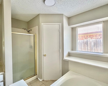 2735 Wentworth Drive - Photo Thumbnail 29